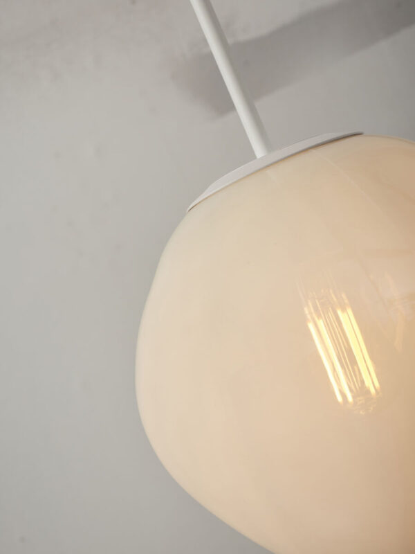 Witte glazen hanglamp metaal modern It's About RoMi Helsinki - Image 4