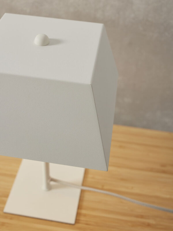 Witte vierkante retro tafellamp It's About RoMi Perth - Image 3