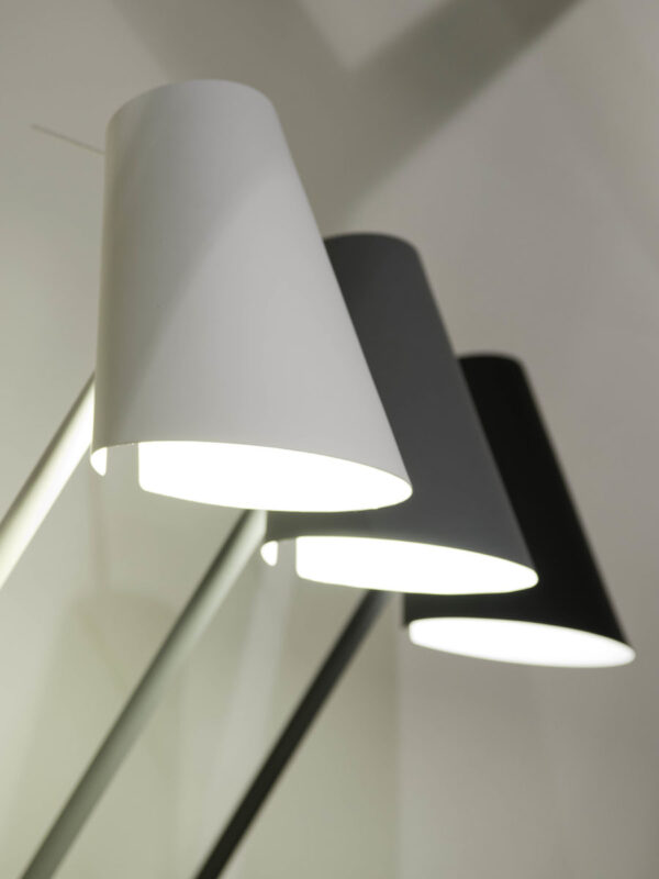 Grijze vloerlamp hellend It's About RoMi Cardiff - Image 3